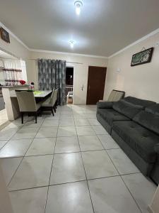 Un lugar para sentarse en Apartamento 102 próximo as Termas