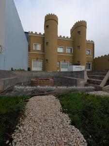 馬德普拉塔的住宿－Mar Del Castle，一座有三座塔楼的建筑