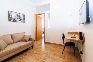 a living room with a couch and a table at Studio 112 Campinas SP in Campinas