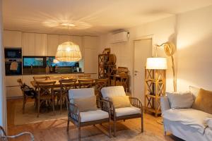 uma cozinha e sala de jantar com mesa e cadeiras em Quinta da Ribeirinha - Douro River em Paços de Gaiolo