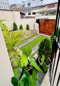 uma vista a partir de uma varanda de um jardim com plantas em Casa Verde Jesús María - Zona Residencial em Lima