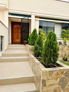 una puerta de entrada de una casa con algunas plantas en Casa Verde Jesús María - Zona Residencial en Lima