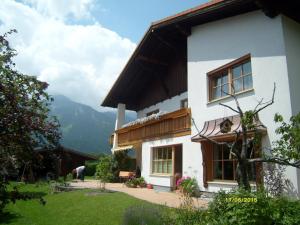 una casa con vistas a las montañas en Ferienwohnung Stickler, en Reutte