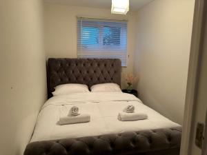 Postel nebo postele na pokoji v ubytování Luxury, Elegant 3 bedrooms Sea View Flat in Marina, Swansea