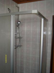 una ducha en un baño con cortina de ducha en Ferienwohnung Stickler, en Reutte