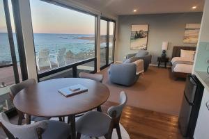 Posezení v ubytování Heathcliff1 Luxury Couples Retreat with Stunning Coastal Views!