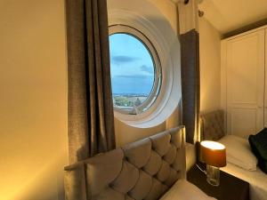 Posezení v ubytování Luxury, Elegant 3 bedrooms Sea View Flat in Marina, Swansea