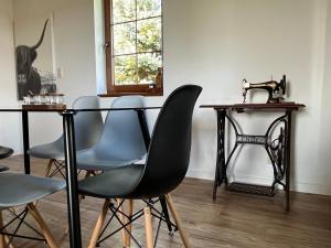jadalnia ze stołem, krzesłami i maszyną do szycia w obiekcie Dom Na Wsi 