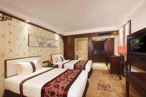 Habitación de hotel con 2 camas y TV en Emperor Hotel, en Macau