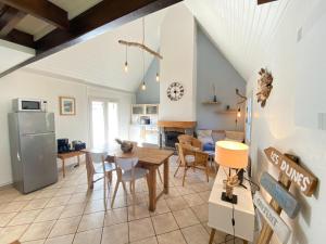 Una cocina y una sala de estar con mesa y sillas. en Holiday Home in Carteret near Dunes & Beach, en Barneville-Carteret 15 fotos más
