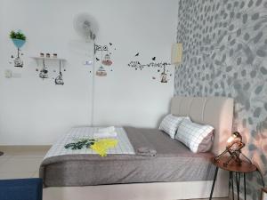 een slaapkamer met een bed en een muur met stickers bij Manhattan Mount Austin Dekasa Homestay in Johor Bahru