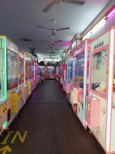 una habitación llena de juegos de arcade en Manhattan Mount Austin Dekasa Homestay en Johor Bahru