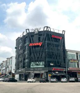 a large building with cars parked in a parking lot at Manhattan Mount Austin Dekasa Homestay in Johor Bahru