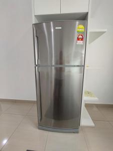um frigorífico de aço inoxidável sentado numa cozinha em Manhattan Mount Austin Dekasa Homestay em Johor Bahru