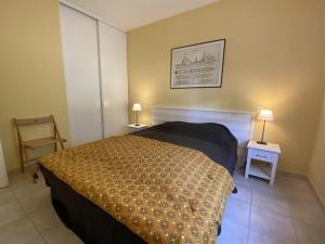 Łóżko lub łóżka w pokoju w obiekcie Villa bord de mer, 10 pers, 5 chbres, proche plage, jardin privé, Wifi, animaux ok - FR-1-246A-207