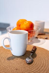 una taza de café junto a un bol de fruta en Romy home palermo hollywood en Buenos Aires