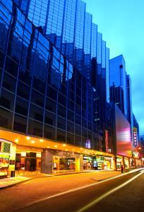 un gran edificio de cristal con una calle delante en Emperor Hotel, en Macau