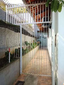 ein Flur mit Treppenhaus in einem Gebäude in der Unterkunft Viva a vida com amor e amigos in Blumenau + 2 Fotos