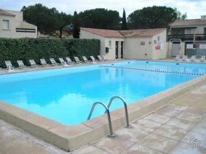 Bazén v ubytovaní Appartement en Rez-de-Jardin: Piscine, Calme, Pinède, Parking, Terrasse, Proche Plage, BBQ - FR-1-723-84 alebo v jeho blízkosti
