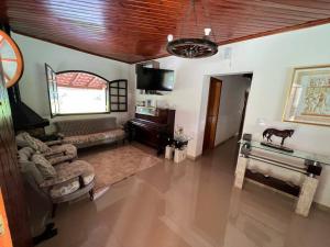 TV a/nebo společenská místnost v ubytování Lindo sítio para você e sua família!