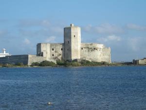 un castillo en una isla en un cuerpo de agua en Casa Movida, en Trapani