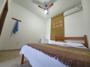 ItuberáにあるSunrise Inn - Pousada Nascer do Solのベッドルーム1室(ベッド1台、シーリングファン付)