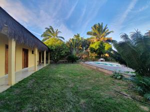 um quintal de uma casa com piscina em Sunrise Inn - Pousada Nascer do Sol em Ituberá