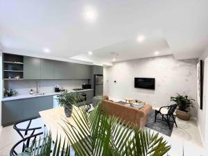 Dapur atau dapur kecil di lBrand New beachside 2BR apt in prime Location