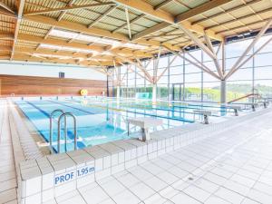 Bazén v ubytovaní Gîte avec jardin, jeux pour enfants et terrain de boules. Idéal pour rando et VTT! - FR-1-496-286 alebo v jeho blízkosti