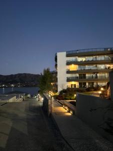 ein Gebäude mit Lichtern vor einem Gebäude in der Unterkunft Departamento Veneto Village - D - in Villa Parque Siquiman