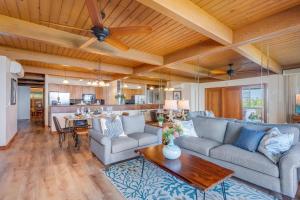 Posezení v ubytování Kahana Outrigger 3A2 · KHO 3A2 Updated OceanFront 3BD wPool AC O