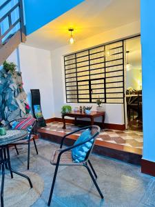een woonkamer met stoelen en een tafel bij Casa Verde Jesús María - Zona Residencial in Lima