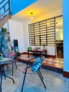 リマにあるCasa Verde Jesús María - Zona Residencialのリビングルーム(椅子、テーブル、テーブル付)