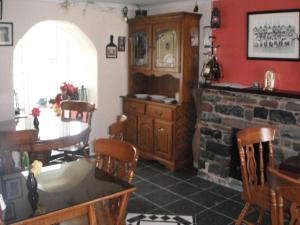 een woonkamer met een tafel en een open haard bij Castlemaine House B&B in Castlemaine