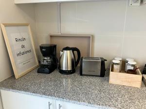 a kitchen counter with a coffee maker and a coffeemaker at Laguna Pampa in Chascomús