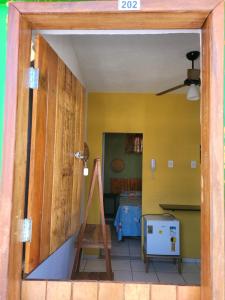 um quarto com uma escada e uma parede amarela em Namoasuites em Maceió