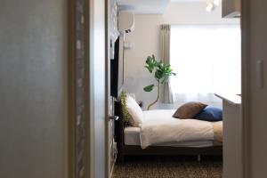 札幌的住宿－Hotel ONE'S RESIDENCE，一间卧室设有一张床和一个窗口