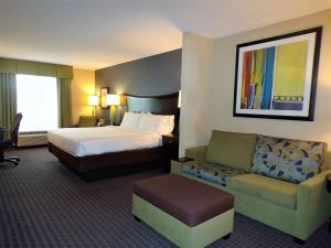 pokój hotelowy z łóżkiem i kanapą w obiekcie Holiday Inn Express Hotel & Suites Largo-Clearwater, an IHG Hotel w mieście Largo