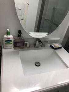Bagno di A secluded bedroom with a private full bathroom