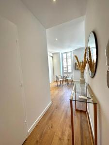 - un salon avec une table en verre et un miroir dans l'établissement Résidence Terminus - appartements, à Sainte-Maxime