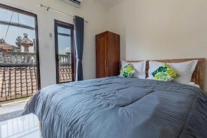 um quarto com uma cama grande e uma janela em Bali DD homestay seminyak em Seminyak