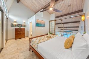 um quarto com uma cama e uma ventoinha de tecto em Kulakane 310 em Kahana