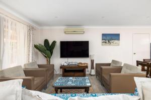 Televisyen dan/atau pusat hiburan di Walking Distance to Birubi Beach