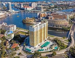 una vista aérea de un gran edificio junto a un río en Luxury Suite by Tampa Convention Center & Hospital, en Tampa