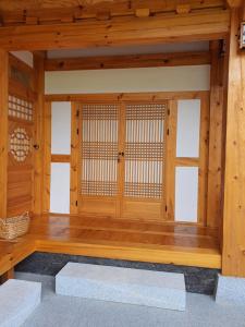 een lege kamer met houten wanden en houten vloeren bij SiEunJae in Gyeongju