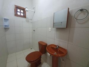 ein Bad mit einem WC und einem Waschbecken in der Unterkunft Sunrise Inn - Pousada Nascer do Sol in Ituberá