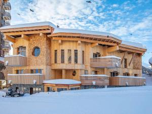 un gran edificio de madera con nieve delante en Chalet Avoriaz, 6 pièces, 10 personnes - FR-1-314-99, en Avoriaz