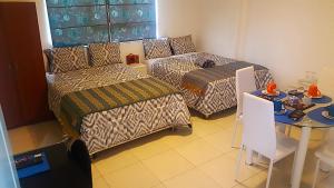 uma sala de estar com um sofá e uma mesa em Magicperu Apart Hotel em Trujillo