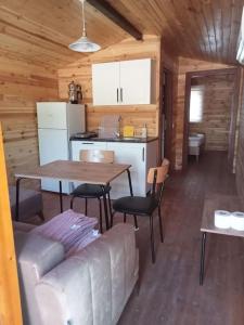 ein Wohnzimmer mit einem Sofa und einem Tisch in einer Hütte in der Unterkunft Doğal,Kaliteli,Huzurlu,Avantajli in Döşeme