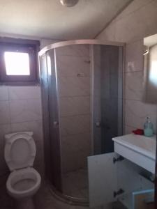 ein Bad mit einer Dusche, einem WC und einem Waschbecken in der Unterkunft Doğal,Kaliteli,Huzurlu,Avantajli in Döşeme